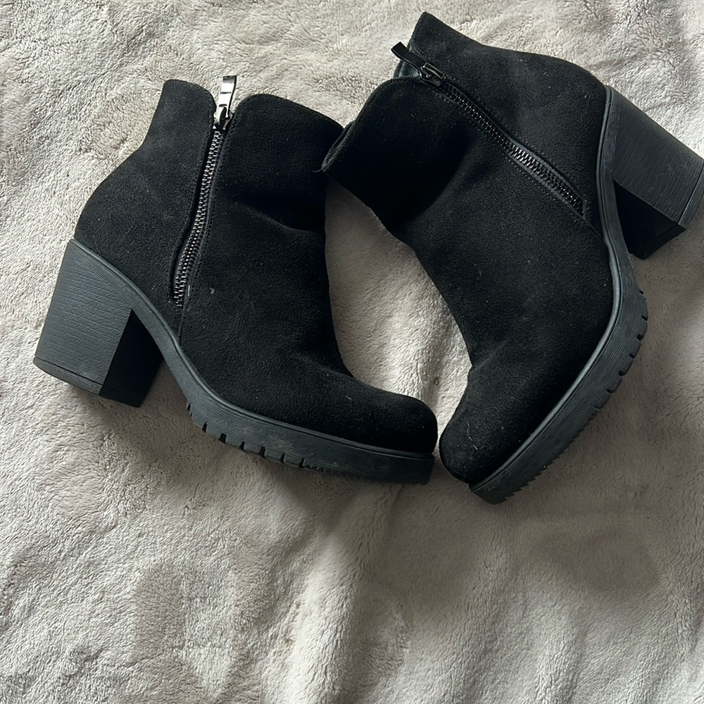 Black boots size 7
Ankle boots zip up
Lightly worn
